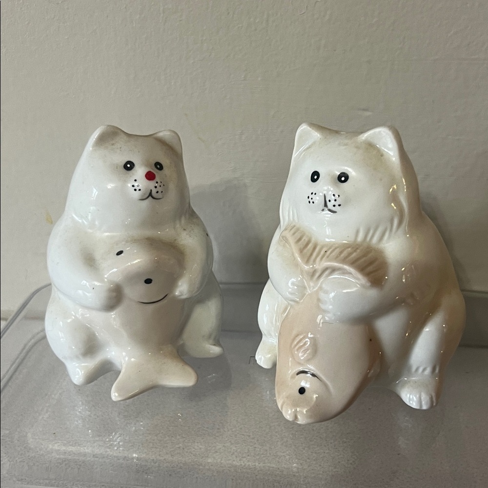Cat salt and pepper set Vintage White and Cream Cat Figurines